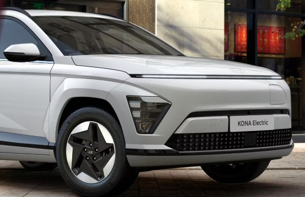 car parked outside the cafe